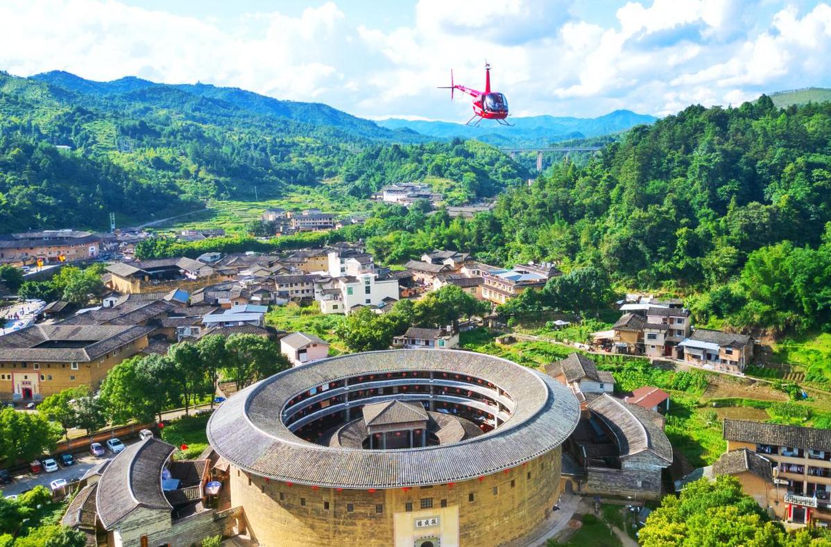 A scenic view of Longyan Zhongyang Hongse Jiaotongxian Jiuzhi
