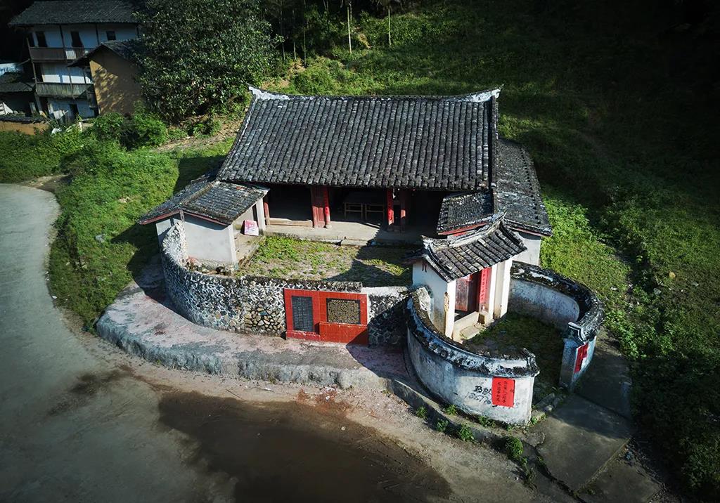 A scenic view of Longyan Zhongyang Hongse Jiaotongxian Jiuzhi