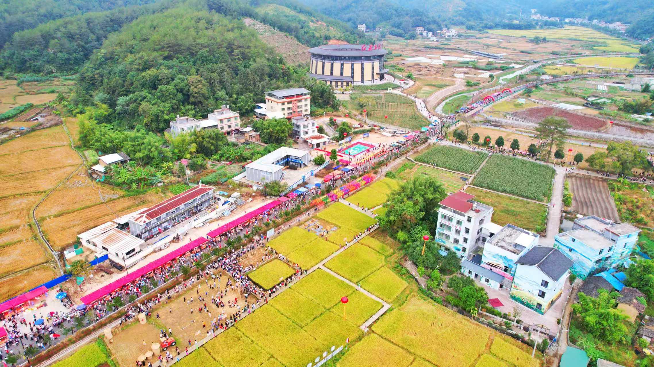 A scenic view of Longyan Zhongyang Hongse Jiaotongxian Jiuzhi