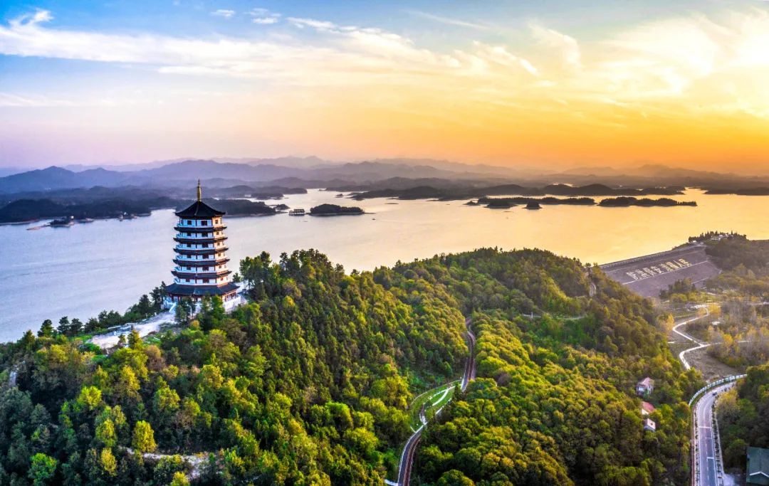 A scenic view of Luan Dushan He Jinzhai Geming Jiuzhiqun