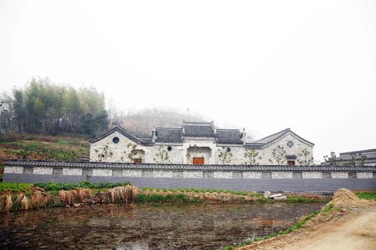 A scenic view of Luan Hong28Jun Chongjian Huiyi Jiuzhi