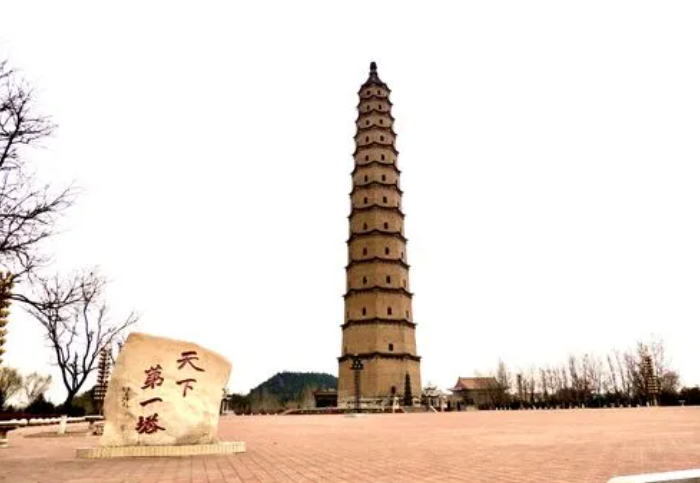 A scenic view of Luliang Fenyang Wenfeng Pagoda