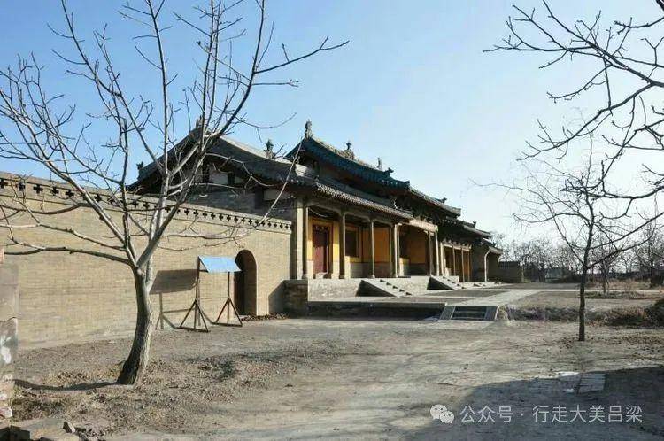 A scenic view of Luliang Fenyang Wuyue Temple