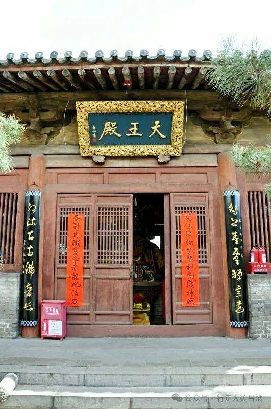 A scenic view of Luliang Xiangyan Temple