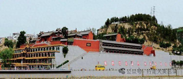 A scenic view of Luliang Xiangyan Temple