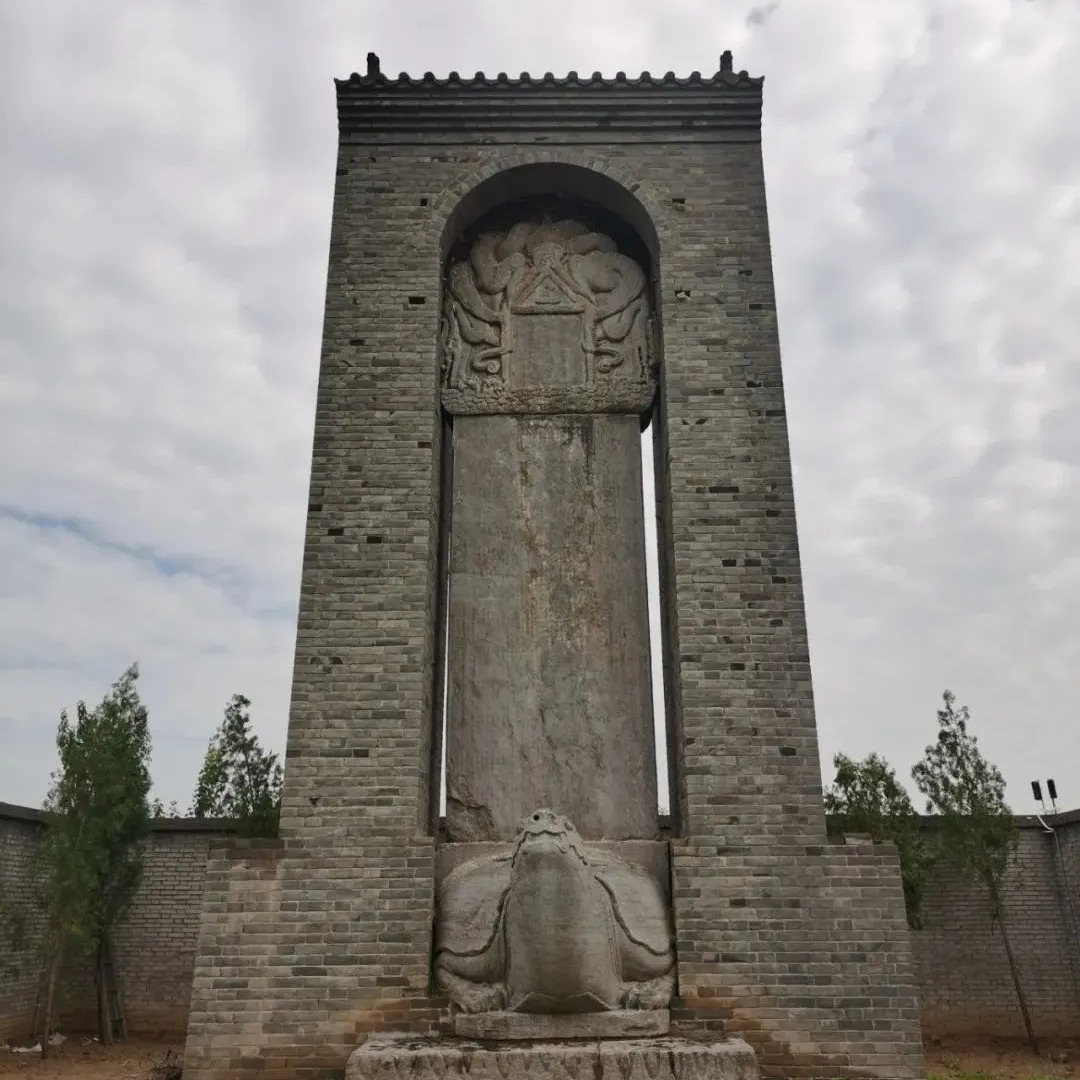 A scenic view of Luoyang Dasongxinxiuhuishenggongmingbei