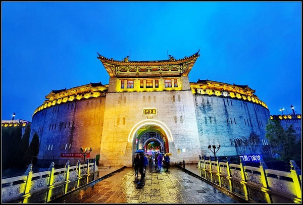 A scenic view of Luoyang Gongling