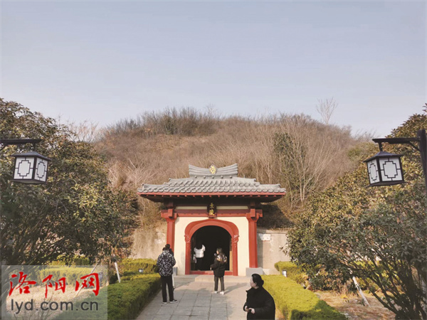 A scenic view of Luoyang Gongling