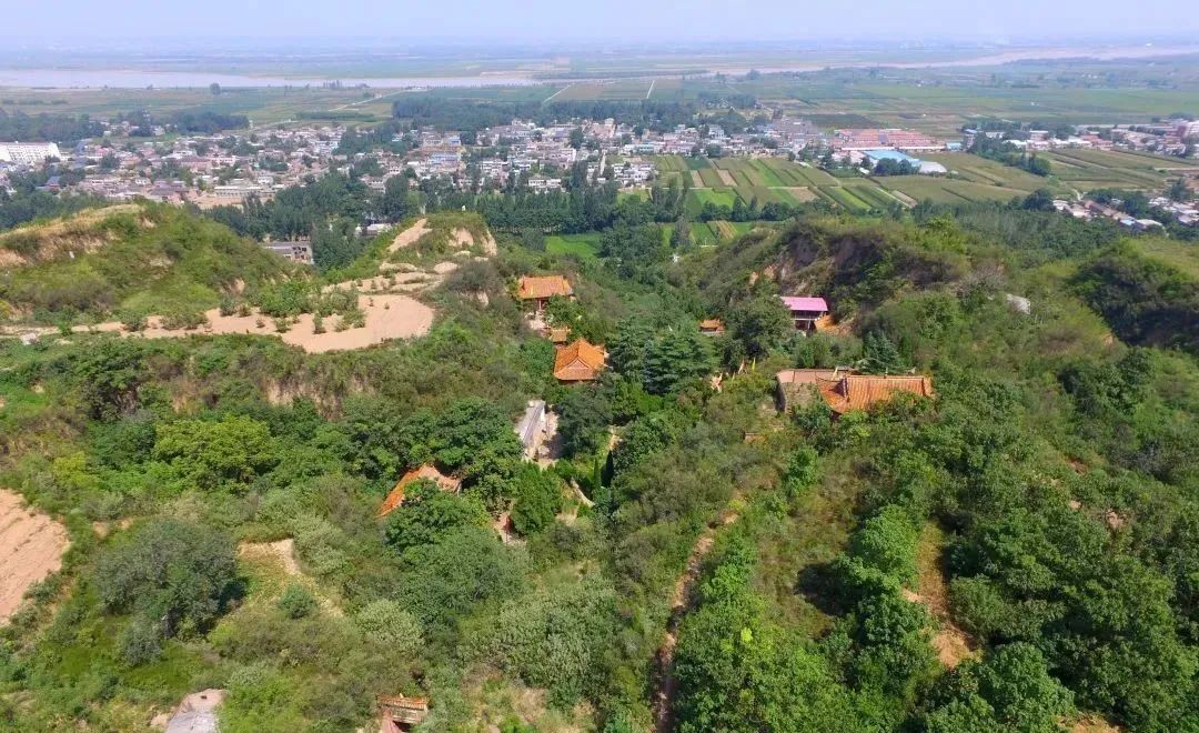 A scenic view of Luoyang Mangshanlingmuqun