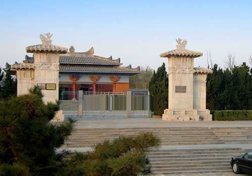 A scenic view of Luoyang Mangshanlingmuqun