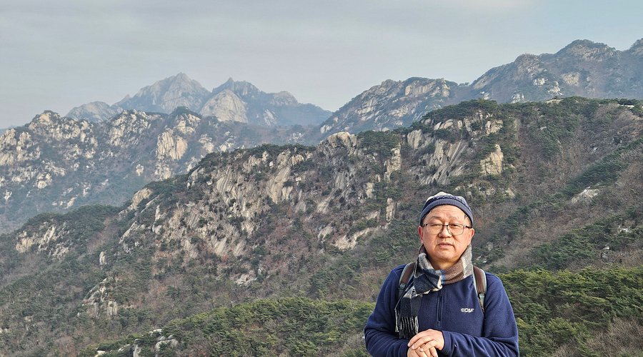 A scenic view of Luoyang Mangshanlingmuqun