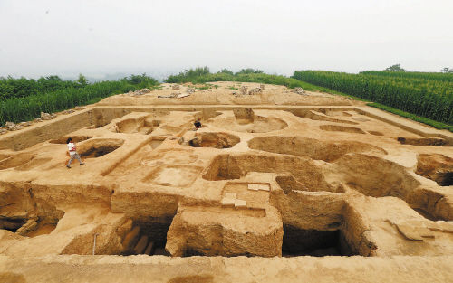 A scenic view of Luoyang Mangshanlingmuqun