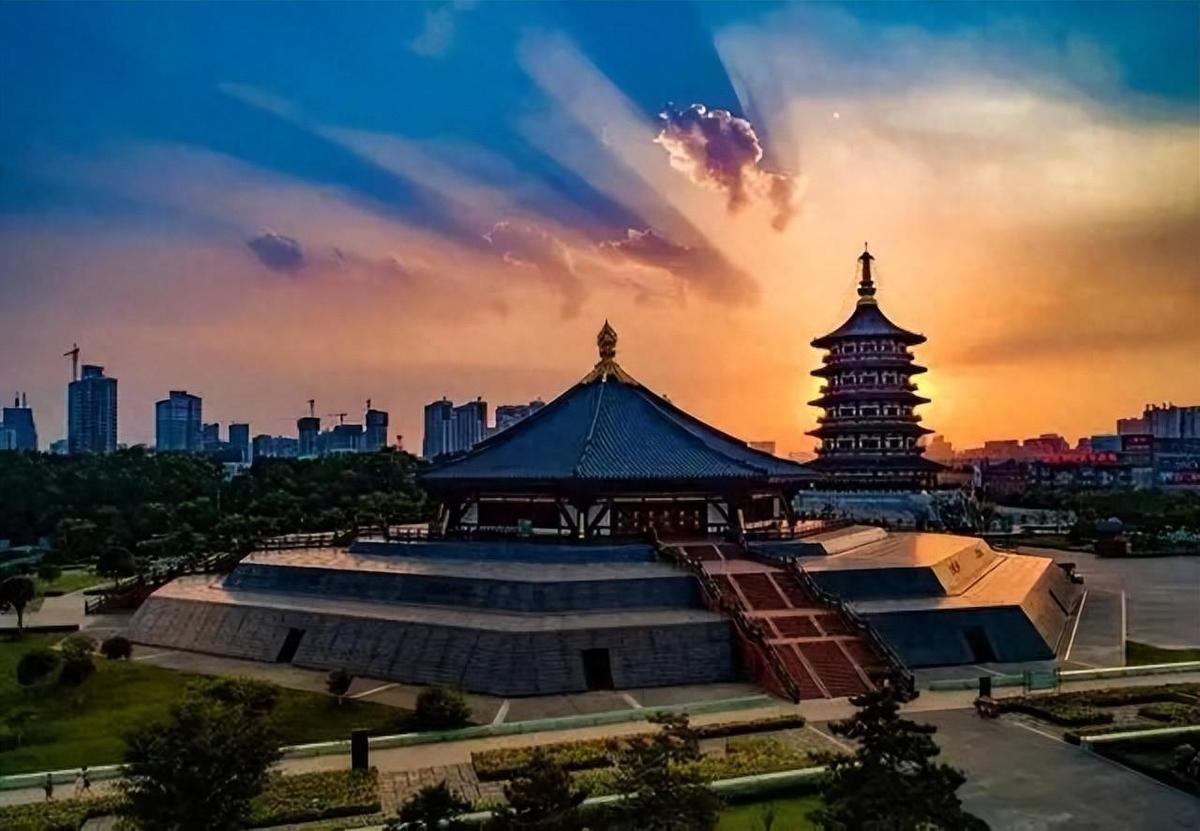 A scenic view of Luoyang Tumenyizhi