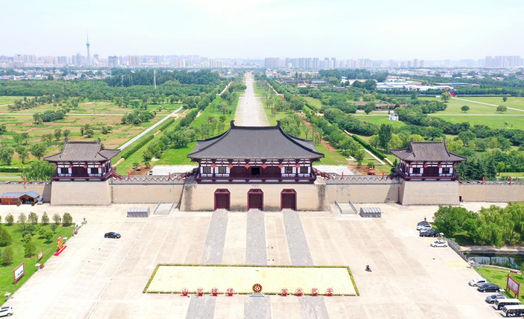 A scenic view of Luoyang Tumenyizhi