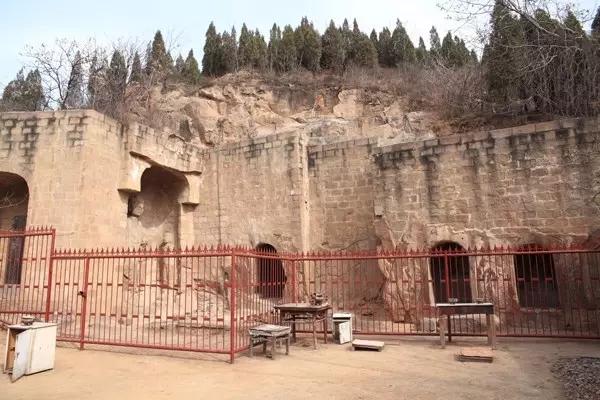 A scenic view of Luoyang Wanfoshanshiku
