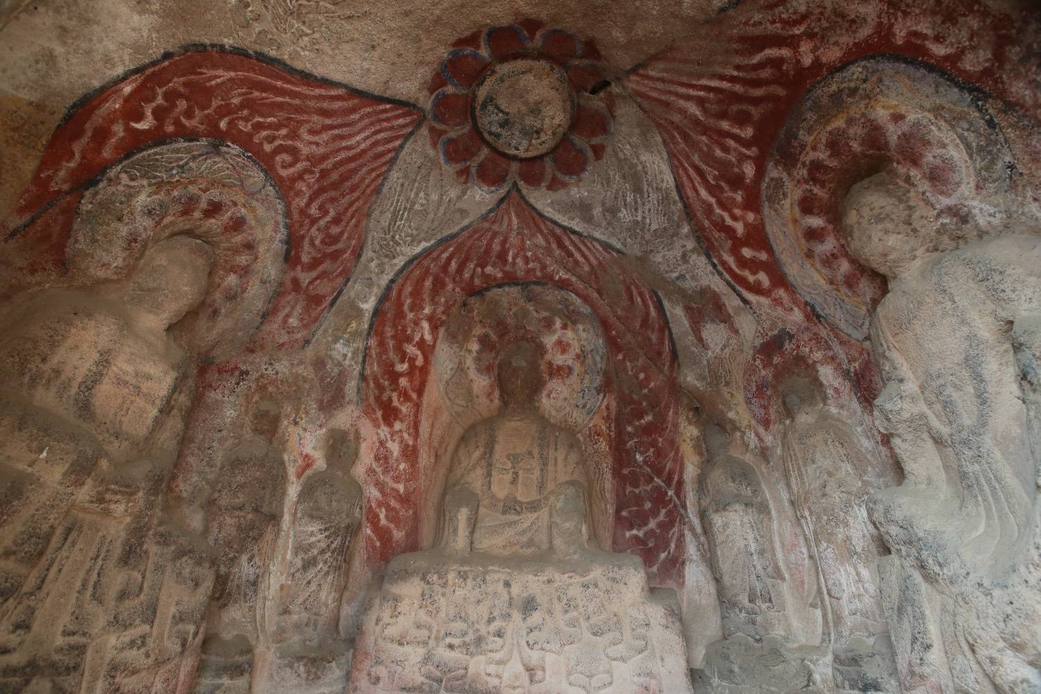 A scenic view of Luoyang Wanfoshanshiku