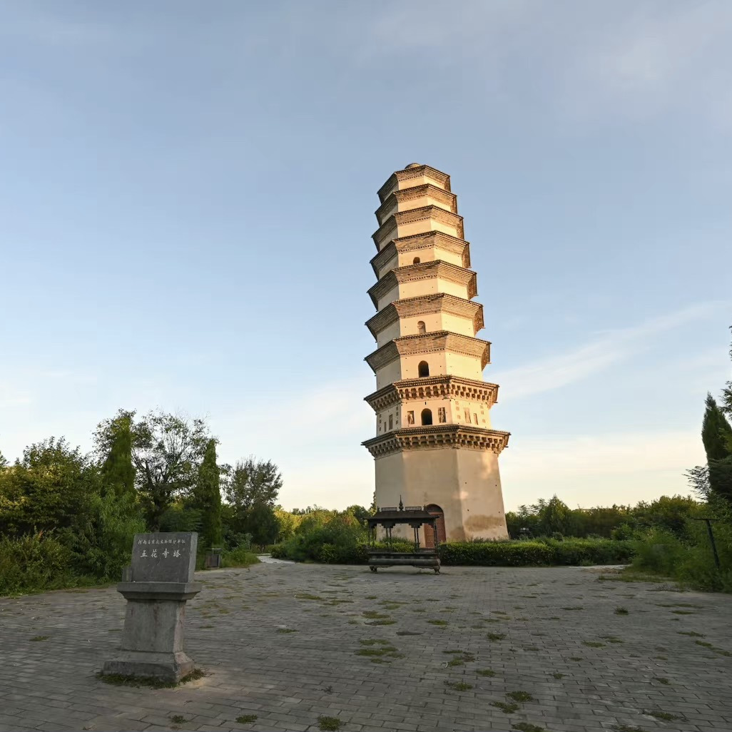 A scenic view of Luoyang Wuhuasita