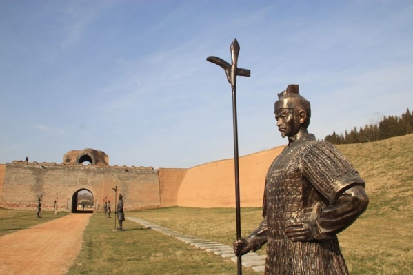 A scenic view of Luoyang Xinanhanguan