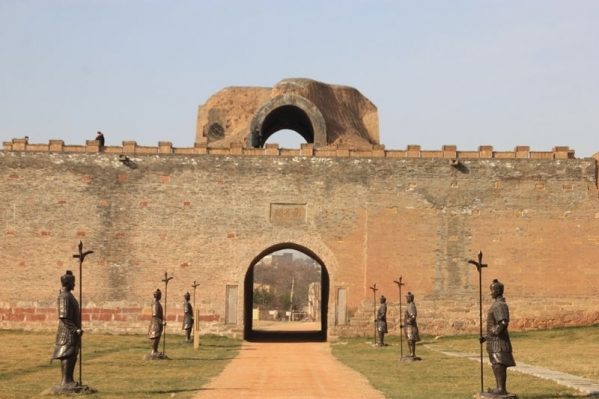 A scenic view of Luoyang Xinanhanguan