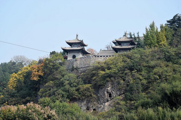A scenic view of Luoyang Yiyangfuchangge