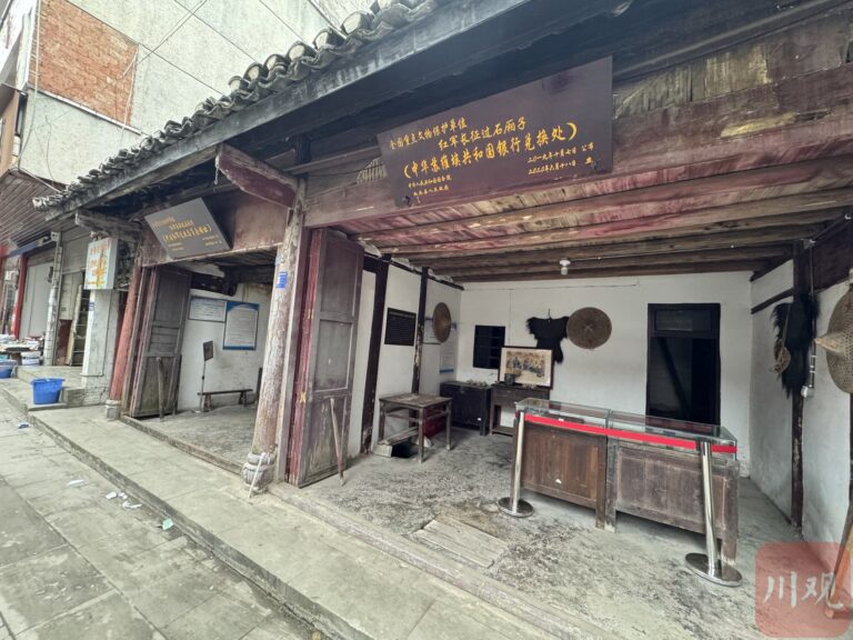 A Culinary Journey at Luzhou Hongjun Changzheng Guo Shixiangzi Jiuzhi: Savoring Sichuan’s Flavors