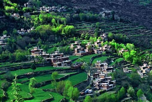 A scenic view of Luzhou Yaoba Zhen Gujianzhuqun