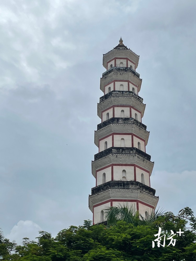 A scenic view of Maoming Gaozhou Baoguangta