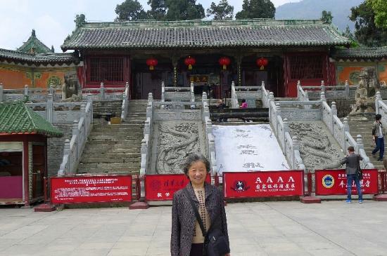 A scenic view of Meishan Baoensi