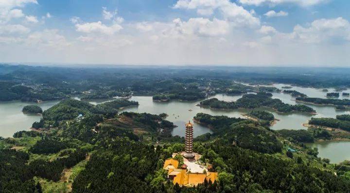 A scenic view of Meishan Shuangbao Paifang