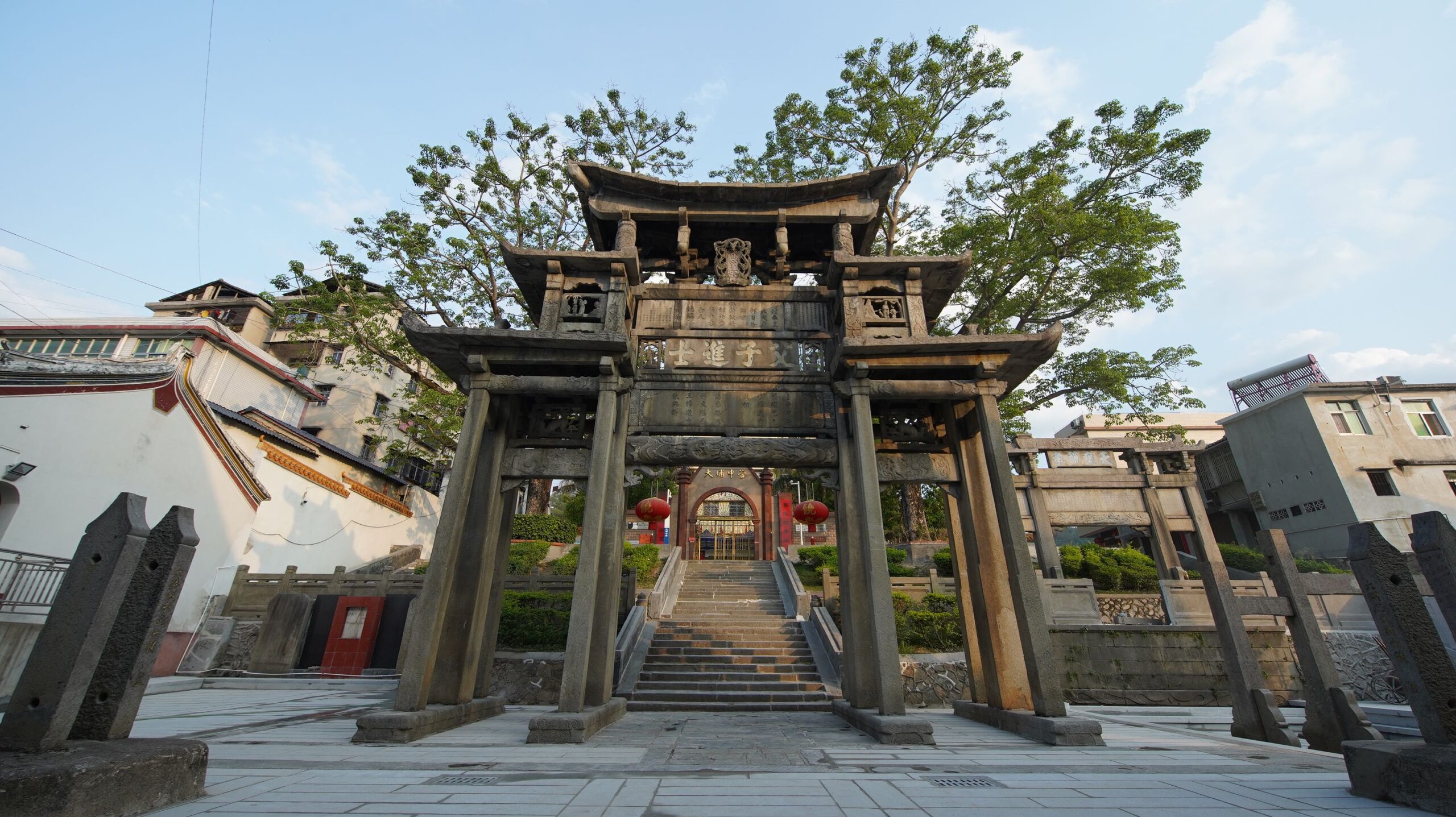A scenic view of Meizhou Fuzi Jinshi Paifang