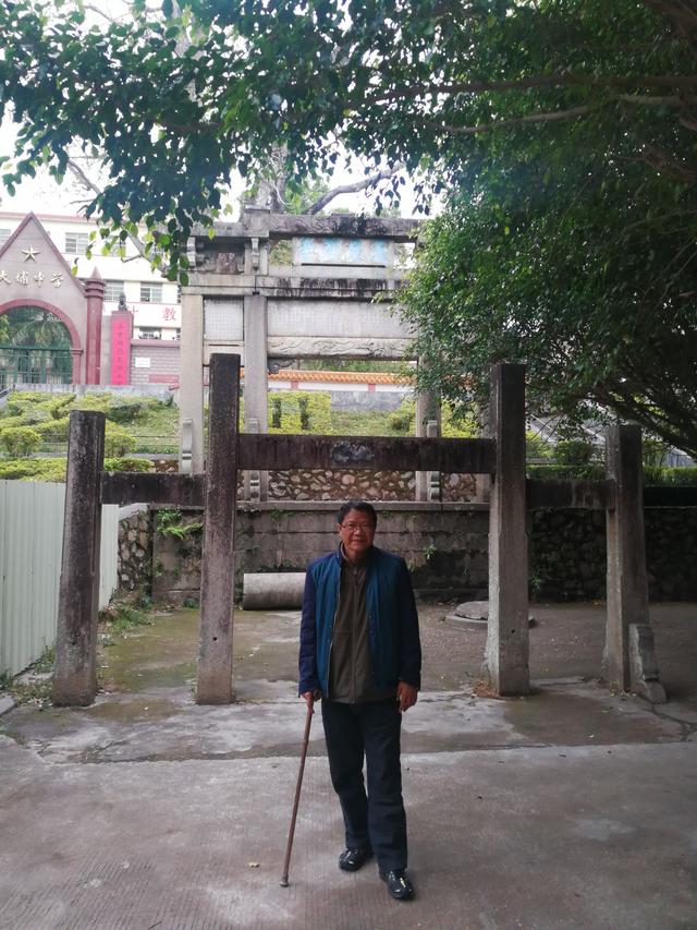 A scenic view of Meizhou Fuzi Jinshi Paifang
