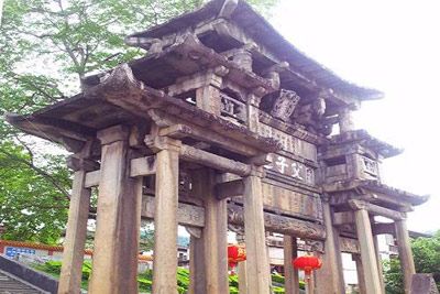A scenic view of Meizhou Fuzi Jinshi Paifang