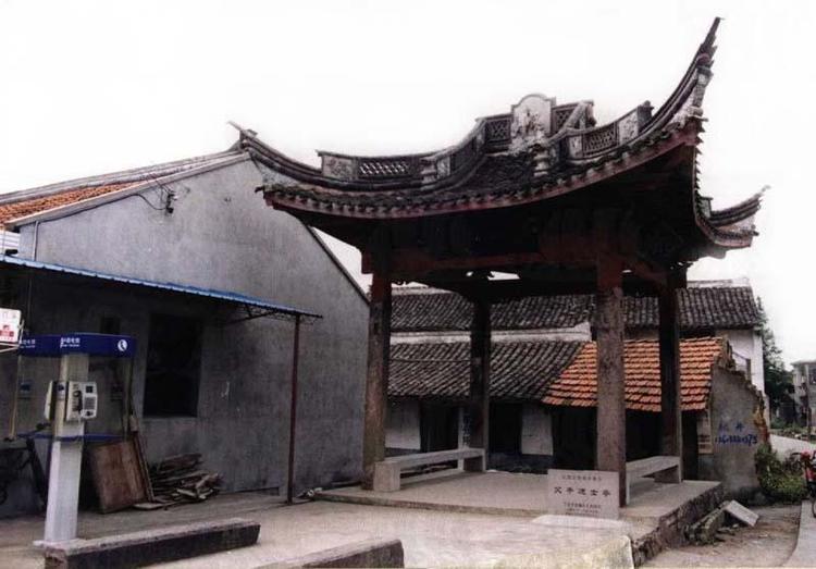 A scenic view of Meizhou Fuzi Jinshi Paifang
