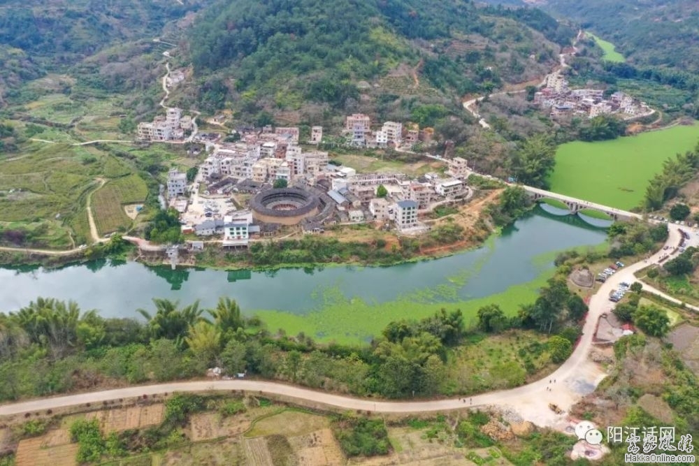 A scenic view of Meizhou Lianfeng Huaelou