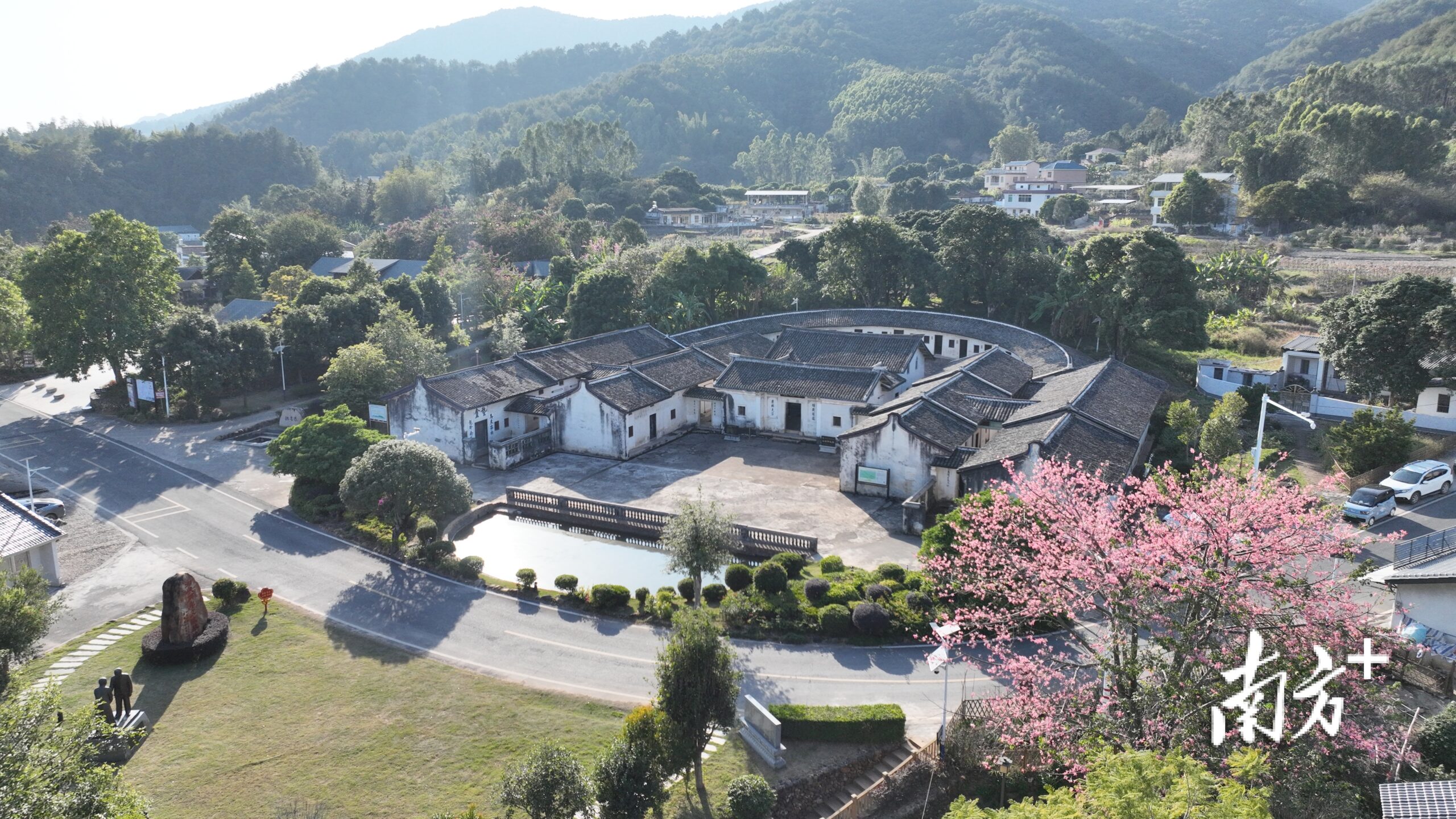 A scenic view of Meizhou Qiufengjia Guju