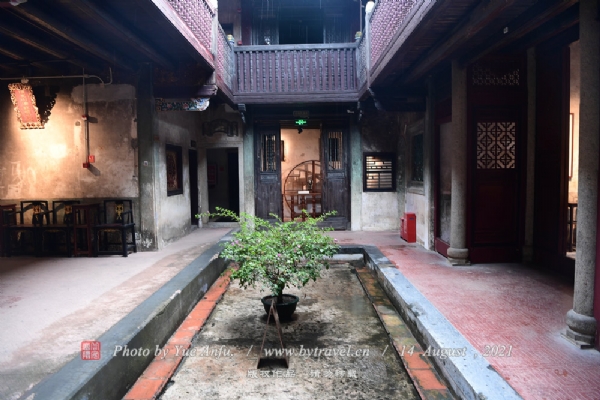 A scenic view of Meizhou Renjinglu Rongludi