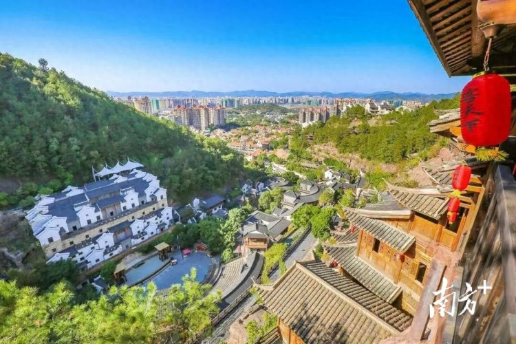 A scenic view of Meizhou Renjinglu Rongludi