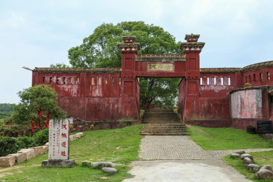 A scenic view of Nanping Pucheng Tudun Muqun