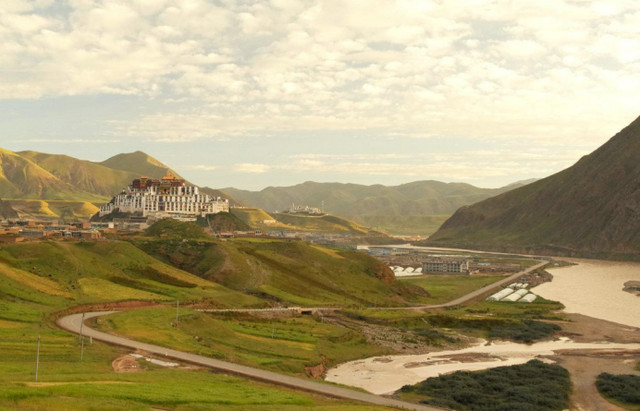 A scenic view of Naqu Bangna Si