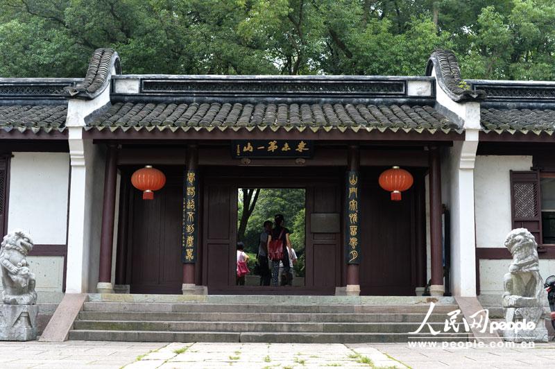 A scenic view of Ningbo Baoguosi
