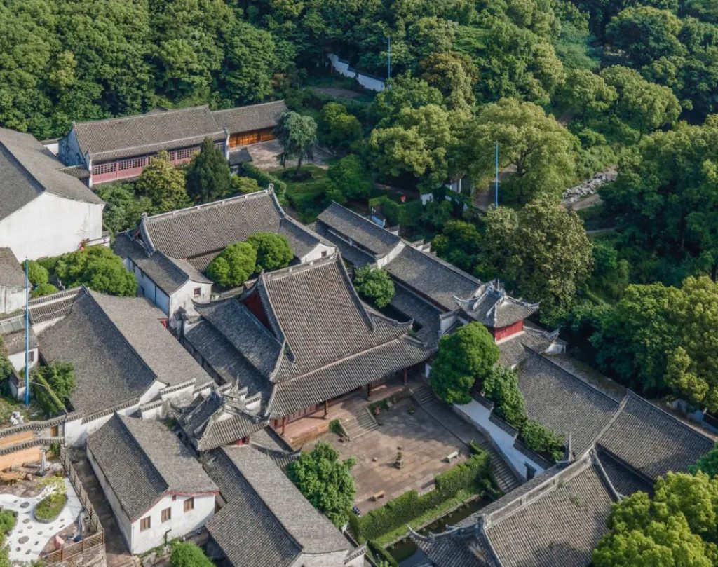 A scenic view of Ningbo Baoguosi