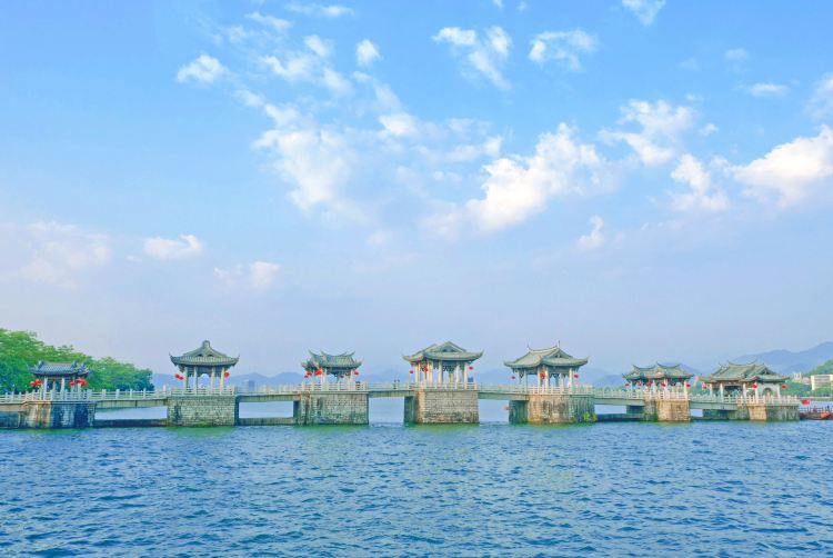A scenic view of Ningbo Nandu Guangjiqiao