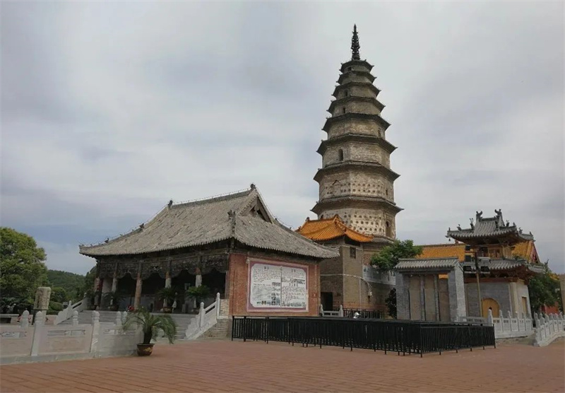 A scenic view of Pingdingshan Xiangshansidabeiguanyindashitahibeike