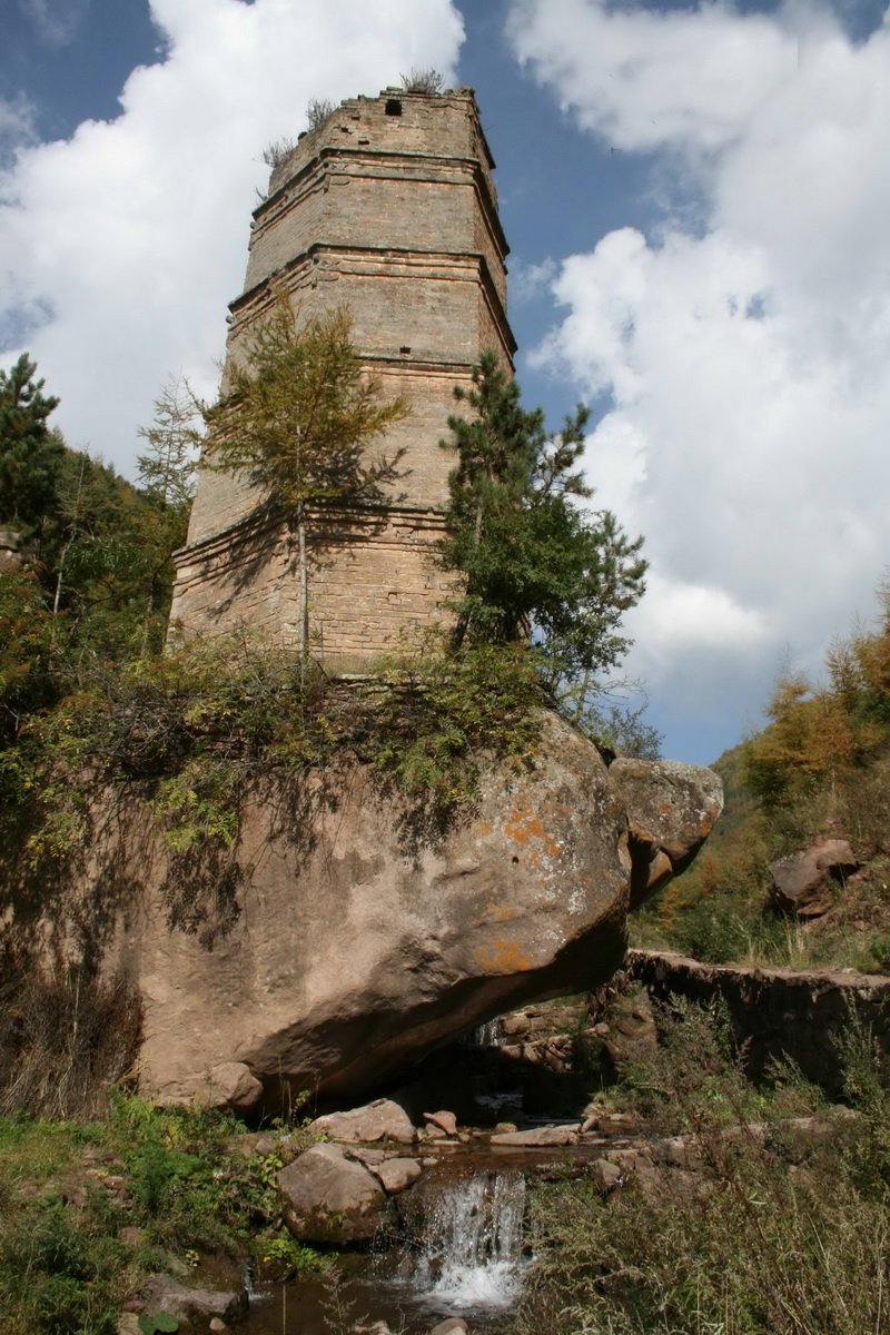 A scenic view of Pingliang Yunyasi He Chenjiadong Shiku