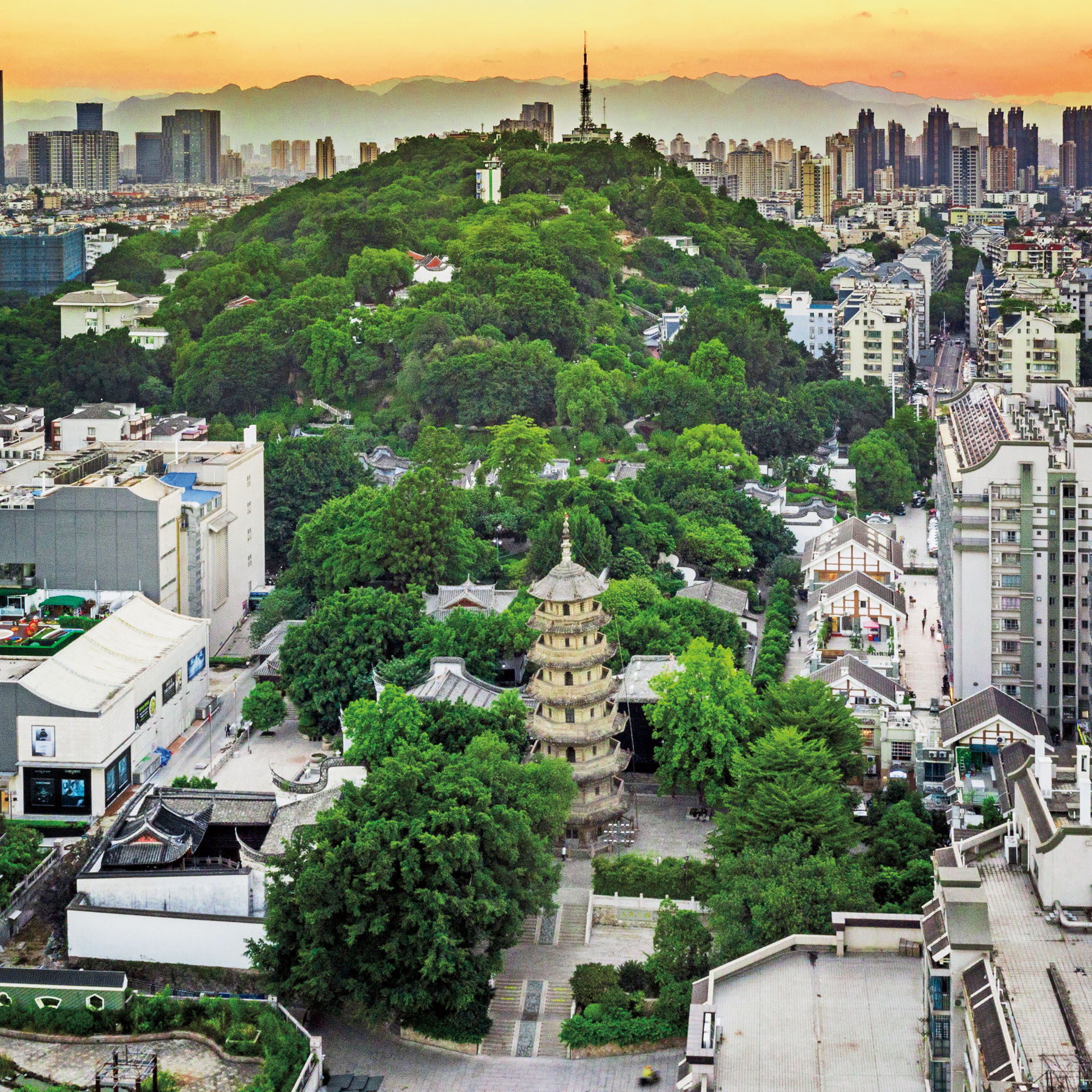 A scenic view of Putian Tianzhong Wanshou Ta