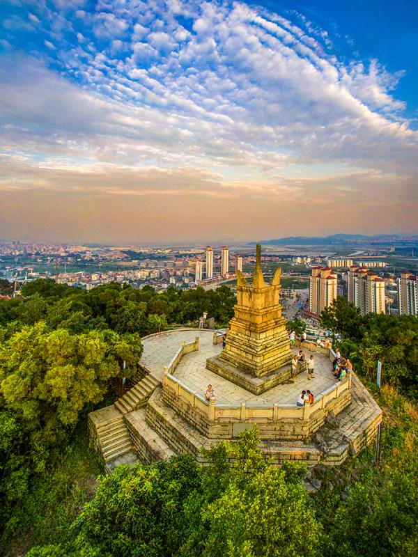 A scenic view of Putian Tianzhong Wanshou Ta