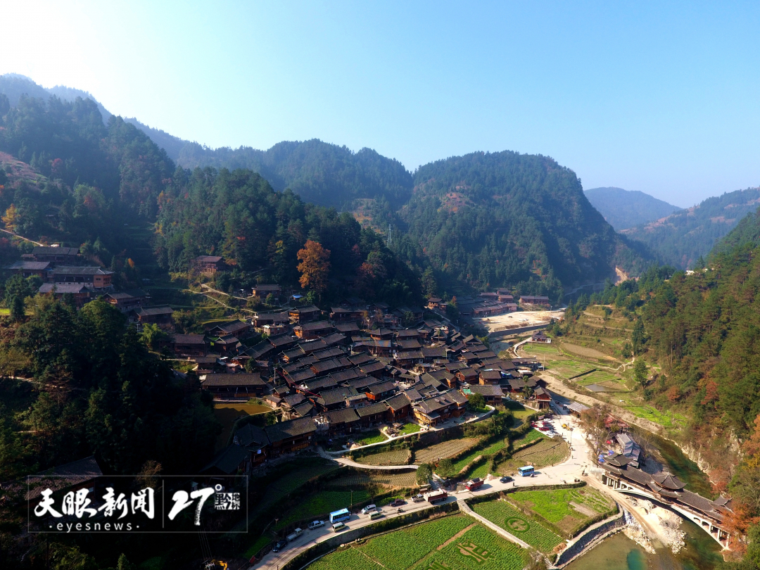 A scenic view of Qiandongnan Langde Shangzhai Gujianzhuqun