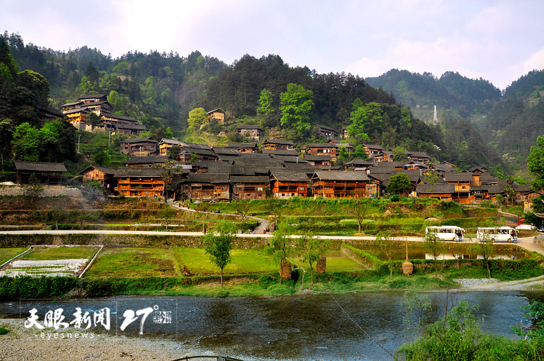 A scenic view of Qiandongnan Langde Shangzhai Gujianzhuqun
