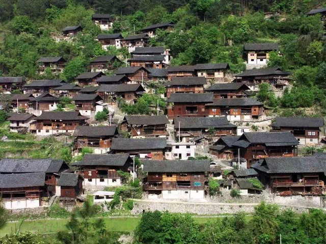A scenic view of Qiandongnan Langde Shangzhai Gujianzhuqun