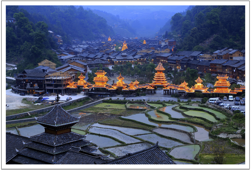 A scenic view of Qiandongnan Langde Shangzhai Gujianzhuqun